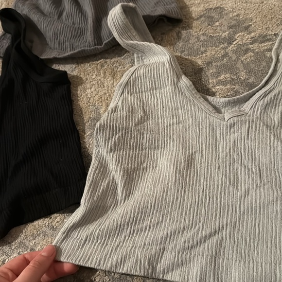 Out from under cropped tanks size Large - Picture 3 of 3